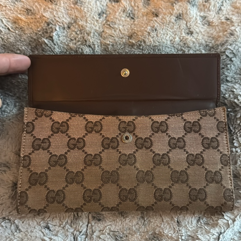 Women’s or Men's Gucci Canvas Long Wallet!! Comes with interlocking hardware! - Picture 16 of 17
